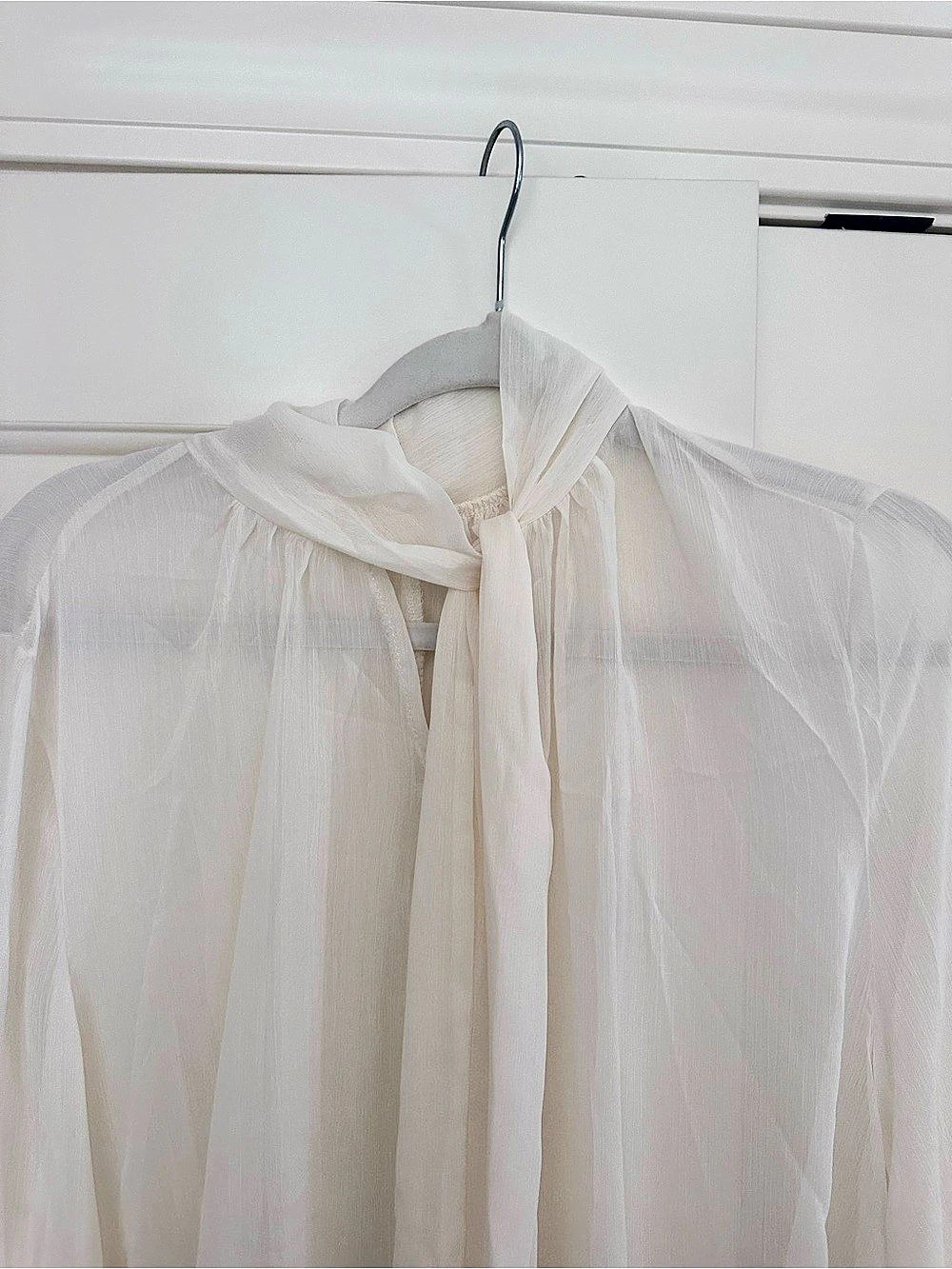 White Ruffle Blouse Like New - Picture 6 of 7
